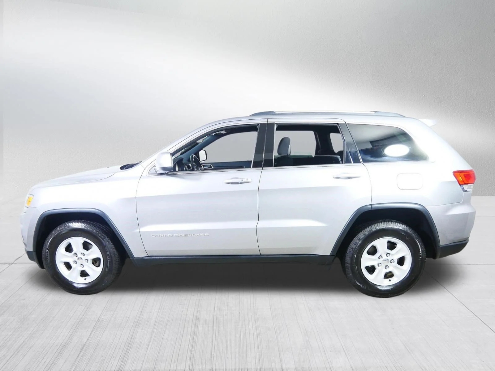Used 2015 Billet Silver Metallic Clearcoat Jeep Laredo image 4