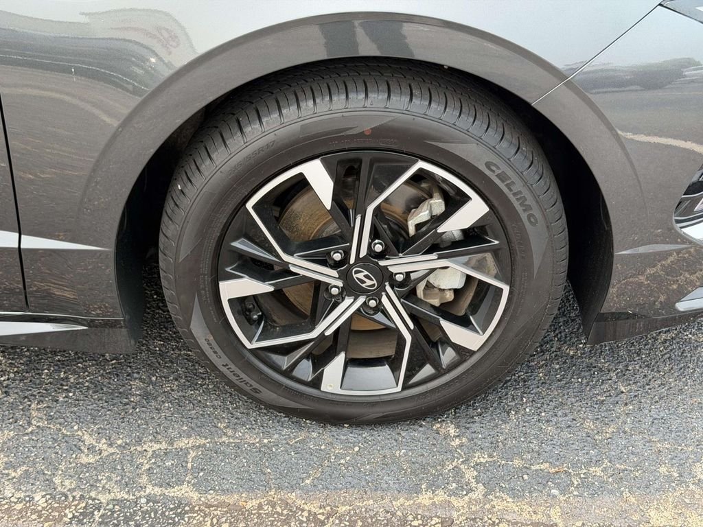 Used 2025 Gray Hyundai SEL image 25