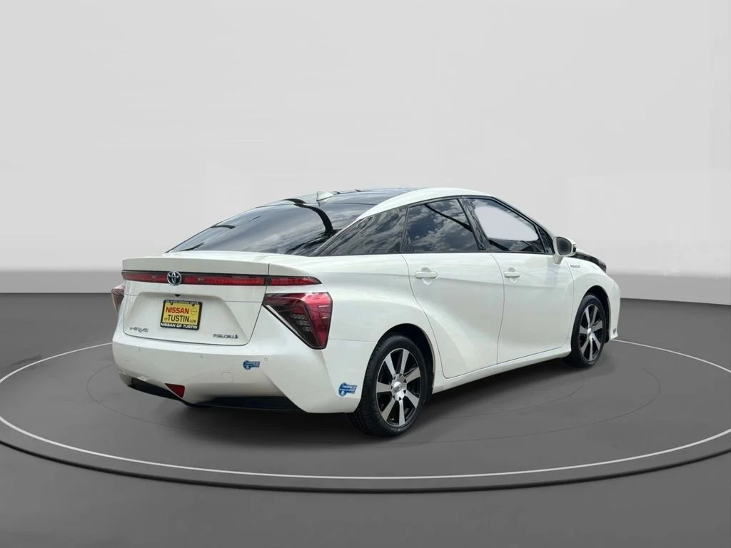 Used 2018 Crystal White Toyota Base image 7
