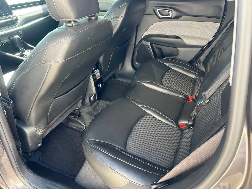 Used 2022  Jeep Latitude image 23