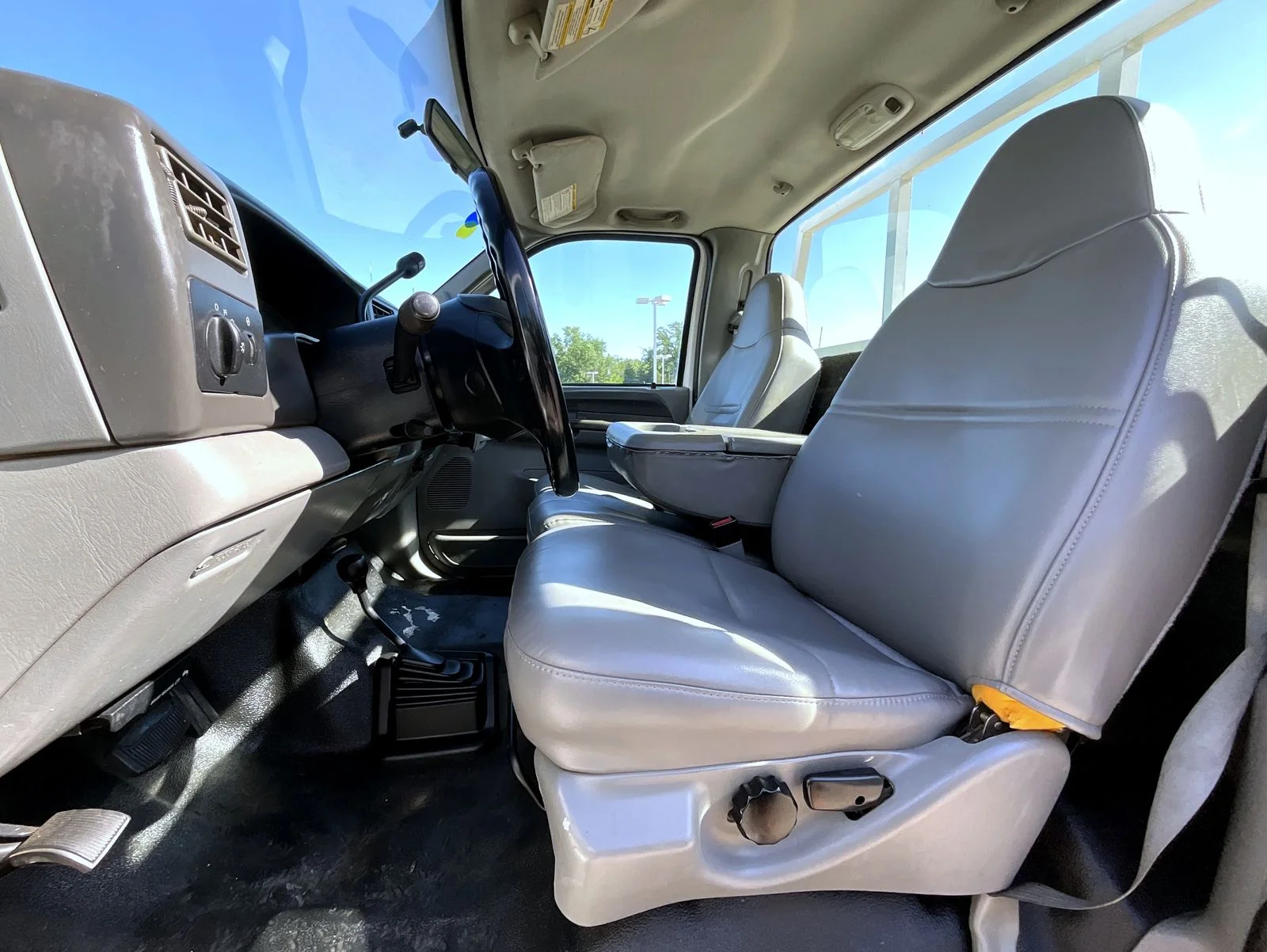 Used 2004 White Ford XL image 10