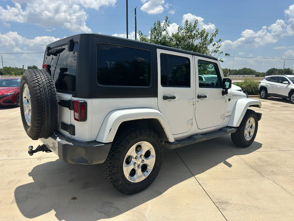 Used 2014 Bright White Clearcoat Jeep Sahara image 20