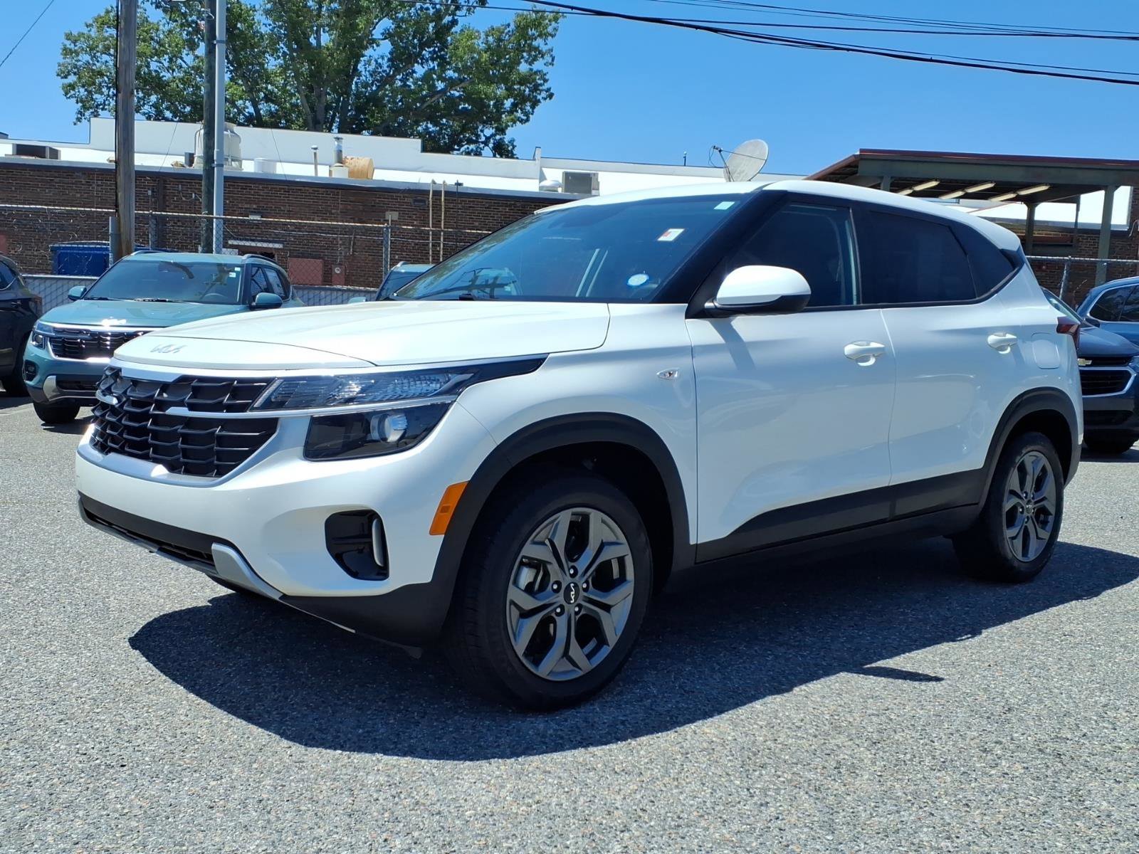 Certified Used 2024 Snow White Pearl Kia LX image 20