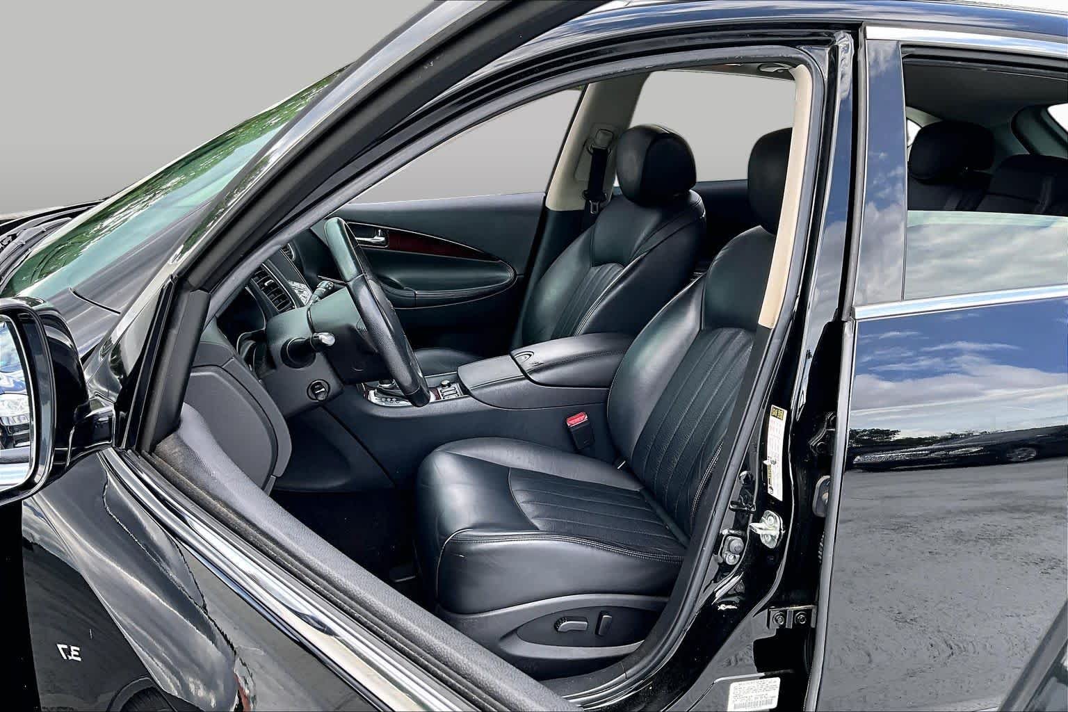 Used 2017 Black Obsidian INFINITI  image 8