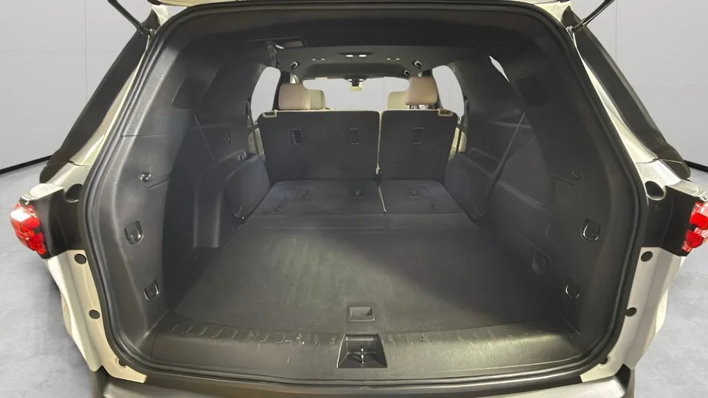 Used 2023 Summit White Chevrolet LS image 27