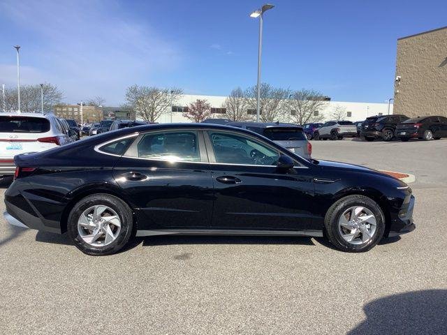 New 2026 Abyss Black Hyundai SE image 4