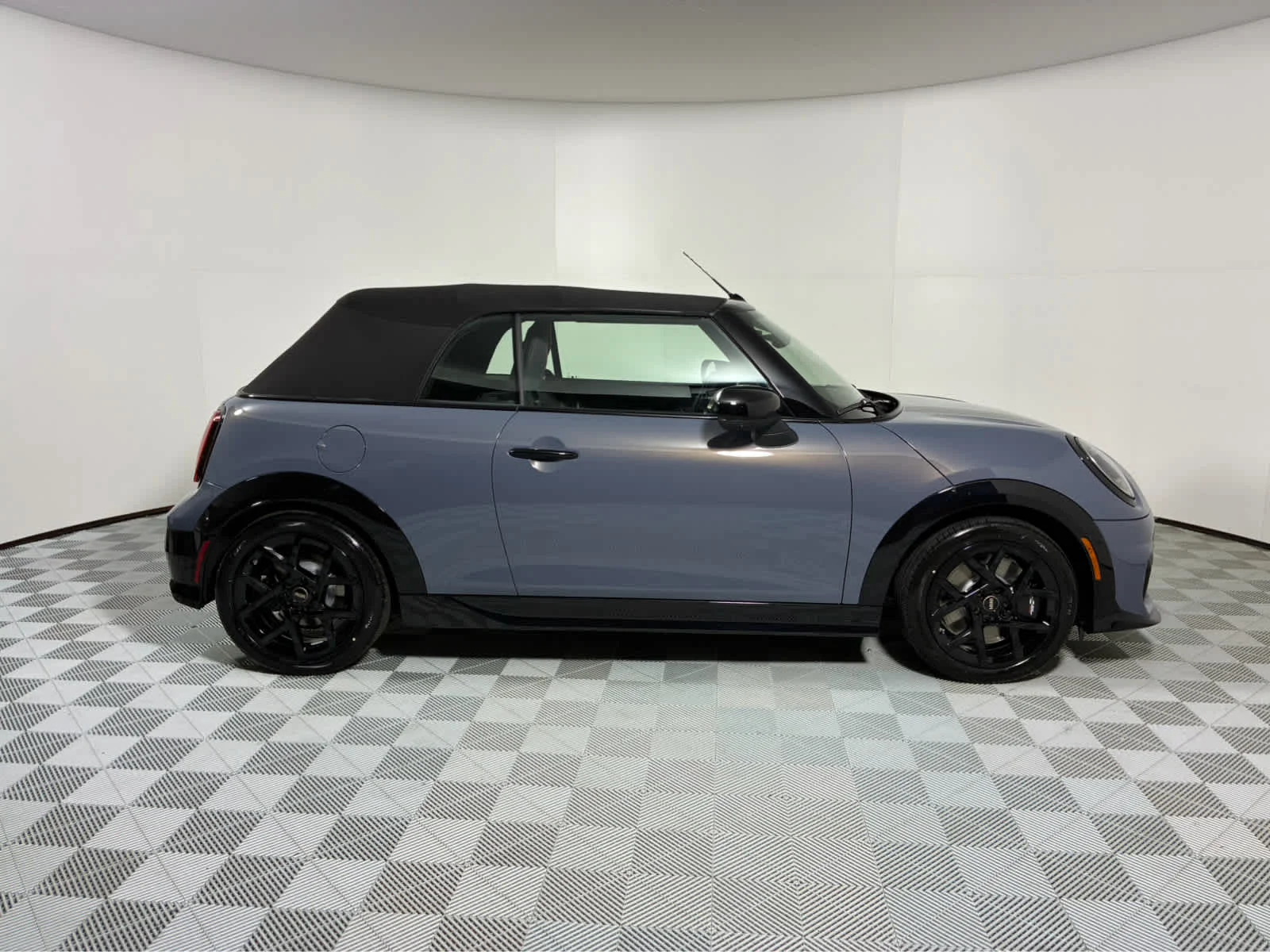 New 2026 Copper Grey Metallic MINI Iconic image 10