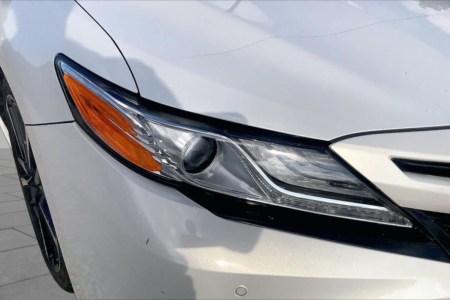 Used 2020 Wind Chill Pearl/Midnight Black Metallic Toyota XSE V6 image 25
