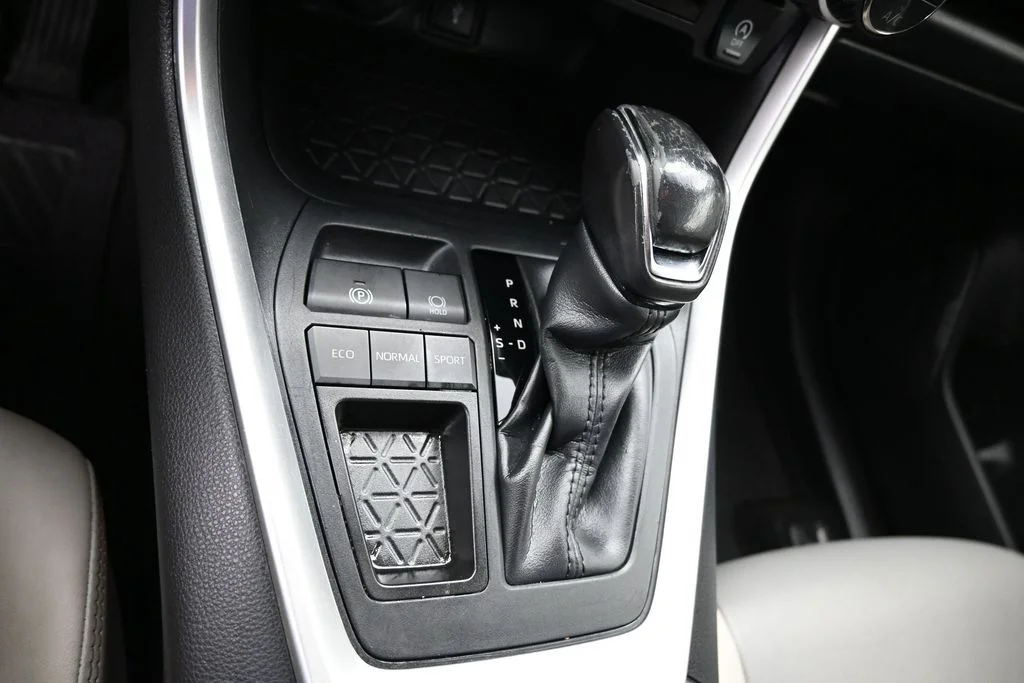 Used 2020 Silver Toyota XLE Premium image 20