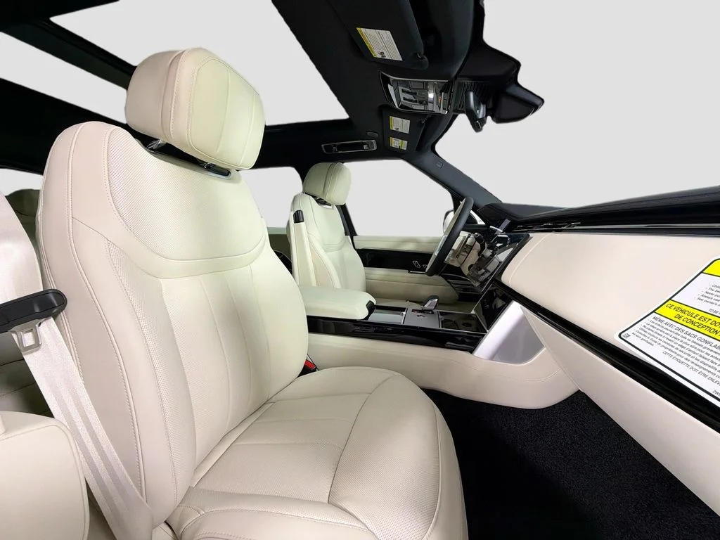 New 2026 Ostuni Pearl White Land Rover SE image 30