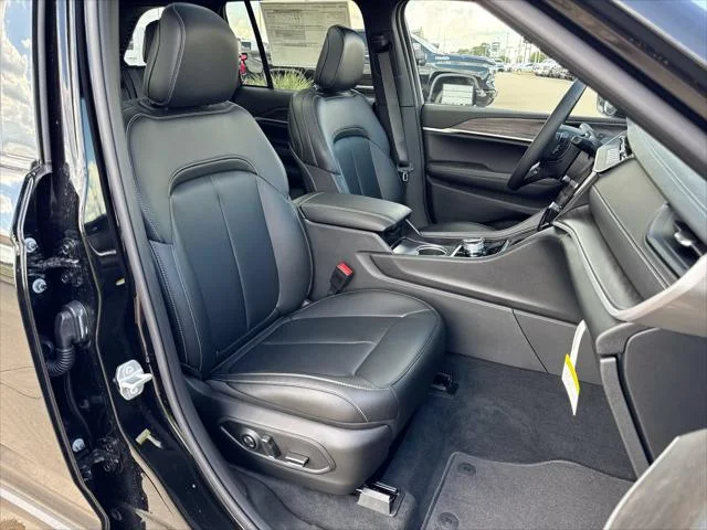 New 2027 High-Gloss Black Paint Jeep Limited image 25
