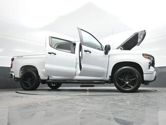 Used 2024 White Chevrolet Custom image 31