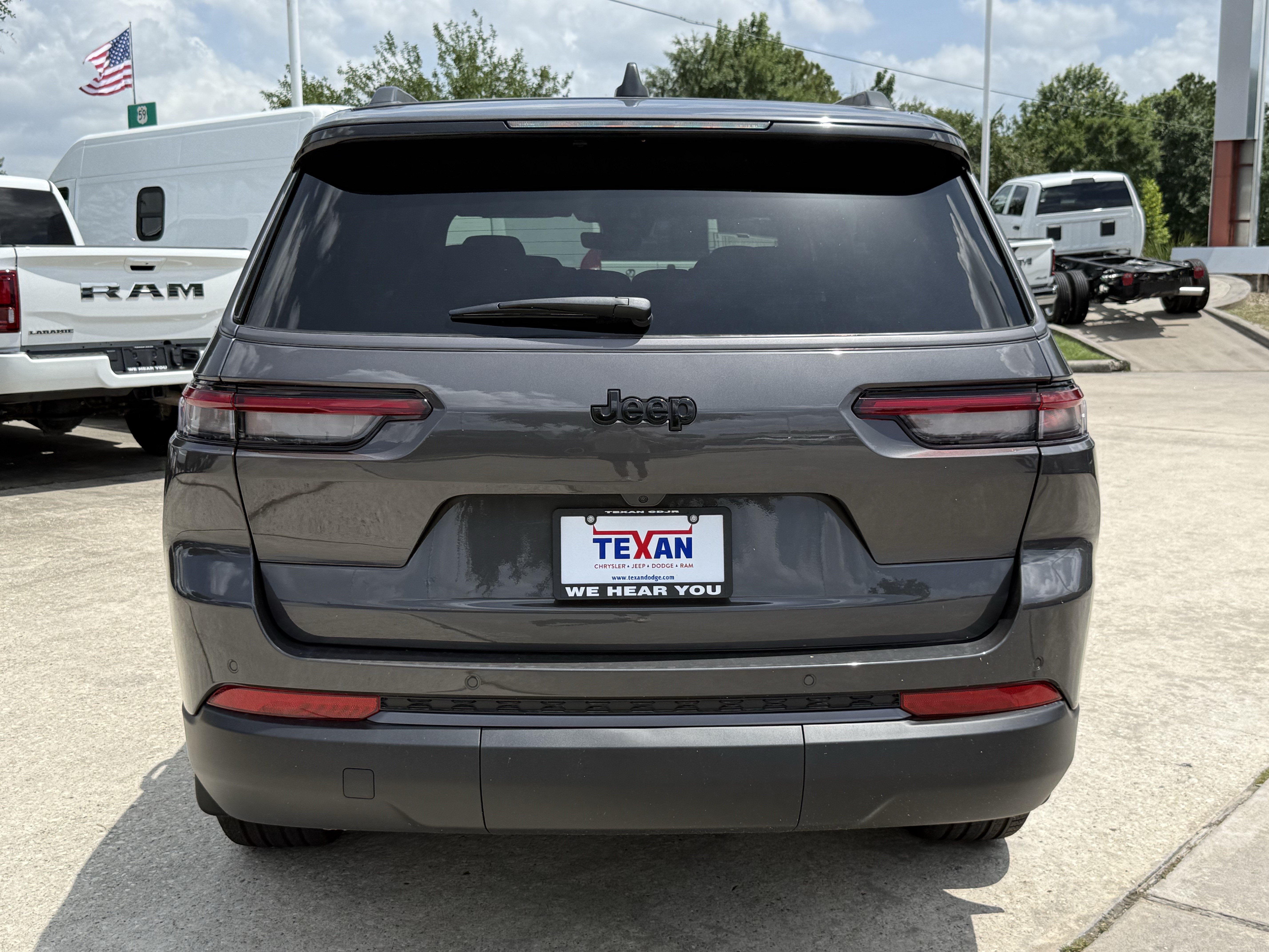 New 2026 Baltic Gray Metallic Clear-Coat Exterior Paint Jeep Limited image 5