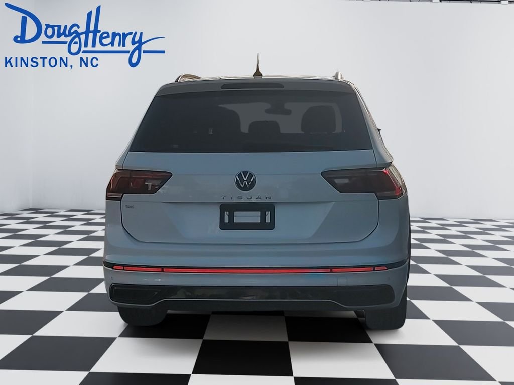 Used 2022  Volkswagen 2.0T SE R-Line Black image 4