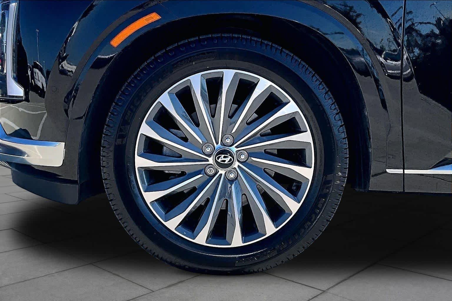 Used 2024 Abyss Black Pearl Hyundai Calligraphy image 11