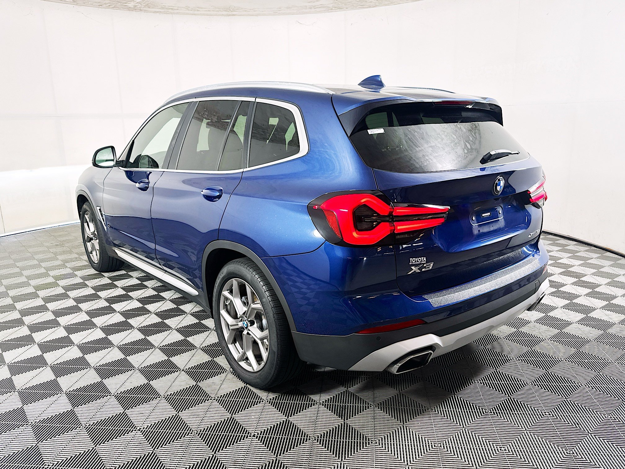 Used 2022 Phytonic Blue Metallic BMW xDrive30i image 5