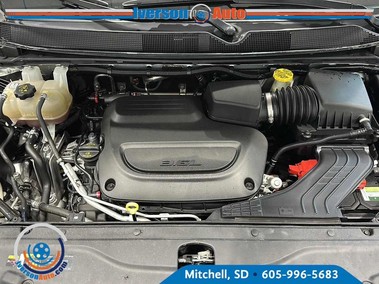 Used 2023 Silver Mist Clearcoat Chrysler LX image 10