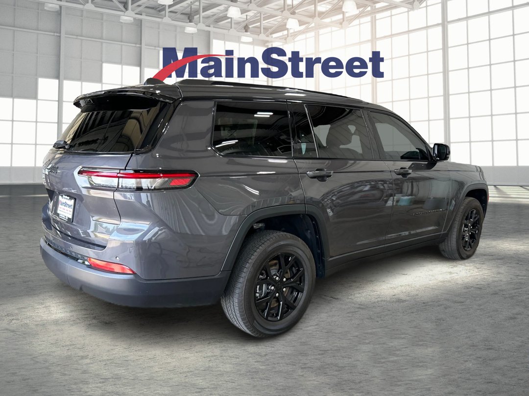 Used 2024 Gray Jeep Altitude image 5