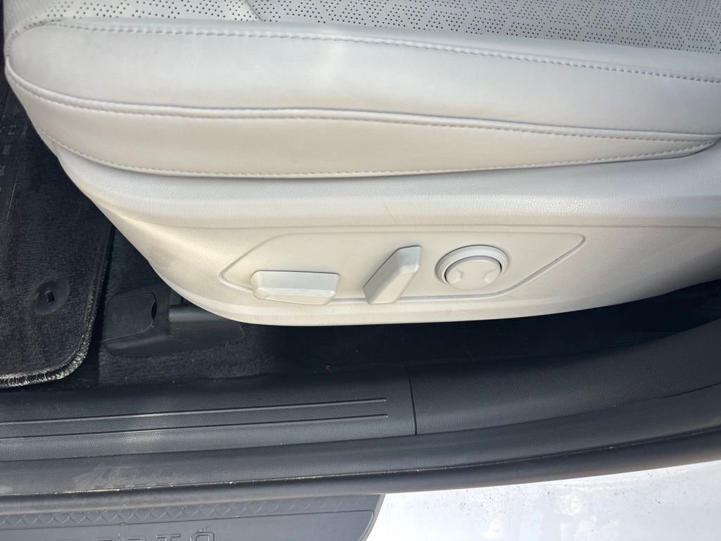Used 2023 White Kia X-Line EX image 30