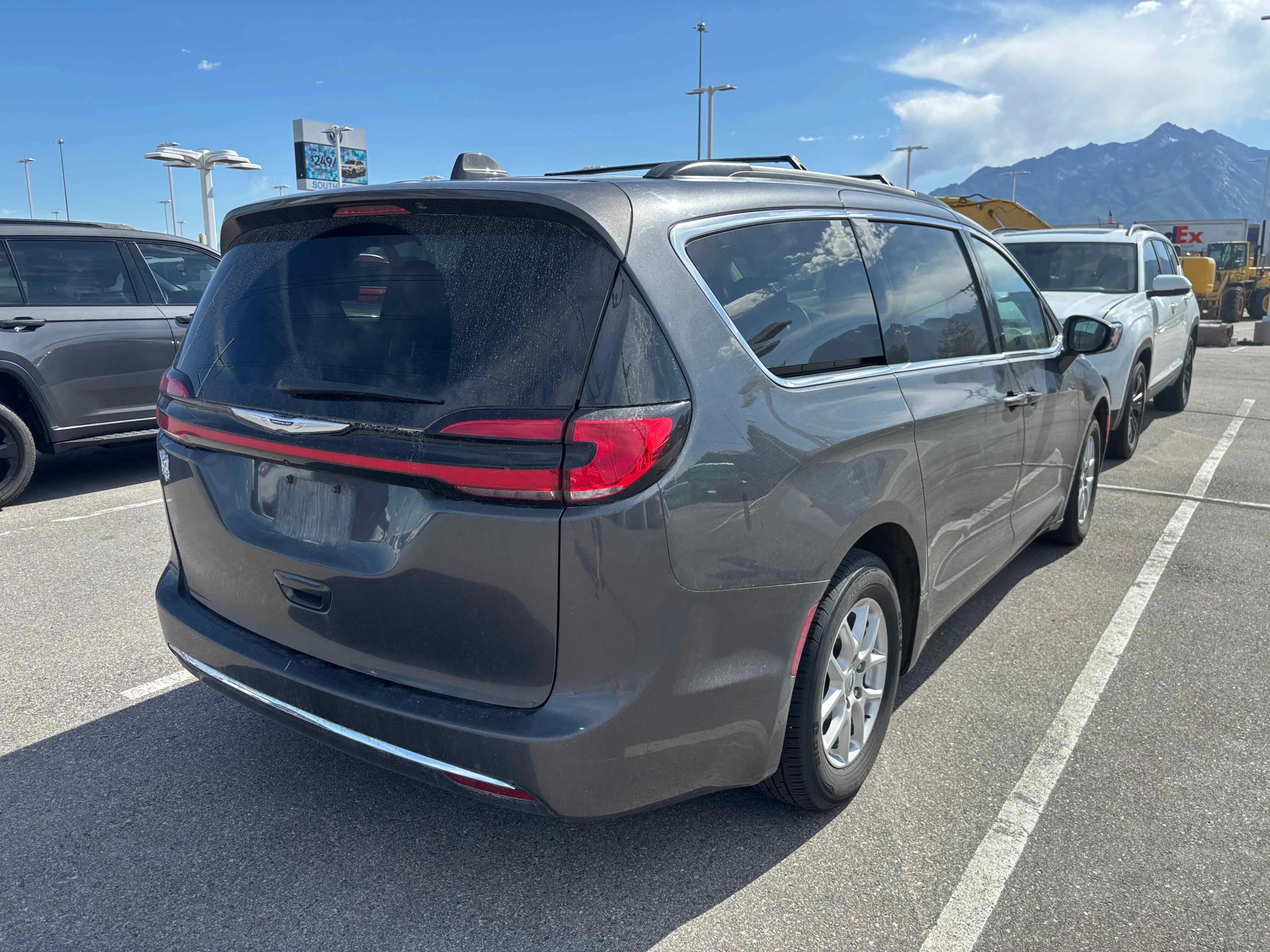 Used 2022 Granite Crystal Metallic Clearcoat Chrysler Touring L image 4