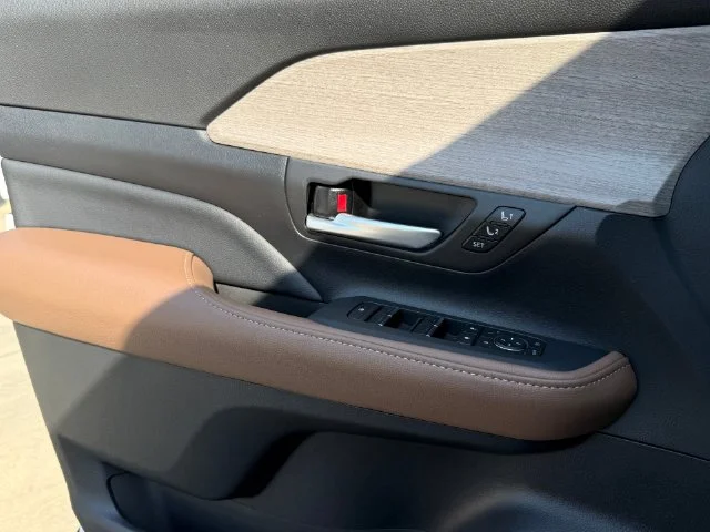 Certified Used 2025 WIND CHILL PEARL Toyota Platinum image 25