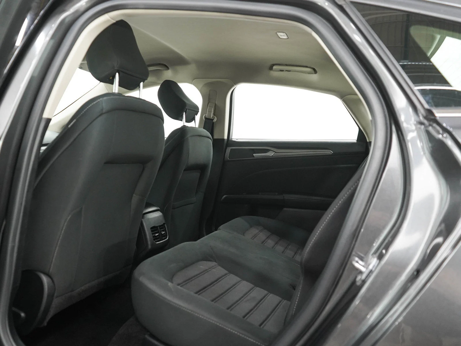 Used 2020 Magnetic Ford SE image 16