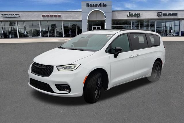 New 2026 Bright White Clear-Coat Exterior Paint Chrysler Limited image 7