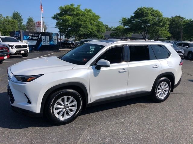 Used 2025 Beige Toyota XLE image 38