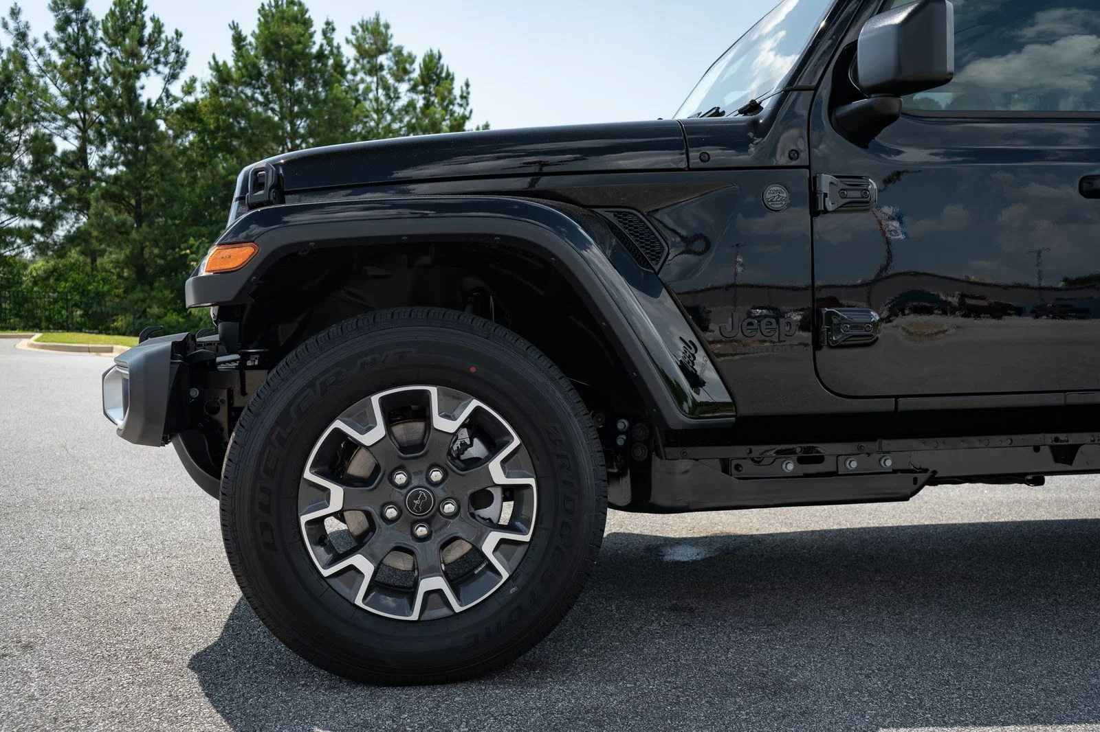 New 2026 Black Clear-Coat Exterior Paint Jeep Sahara image 4