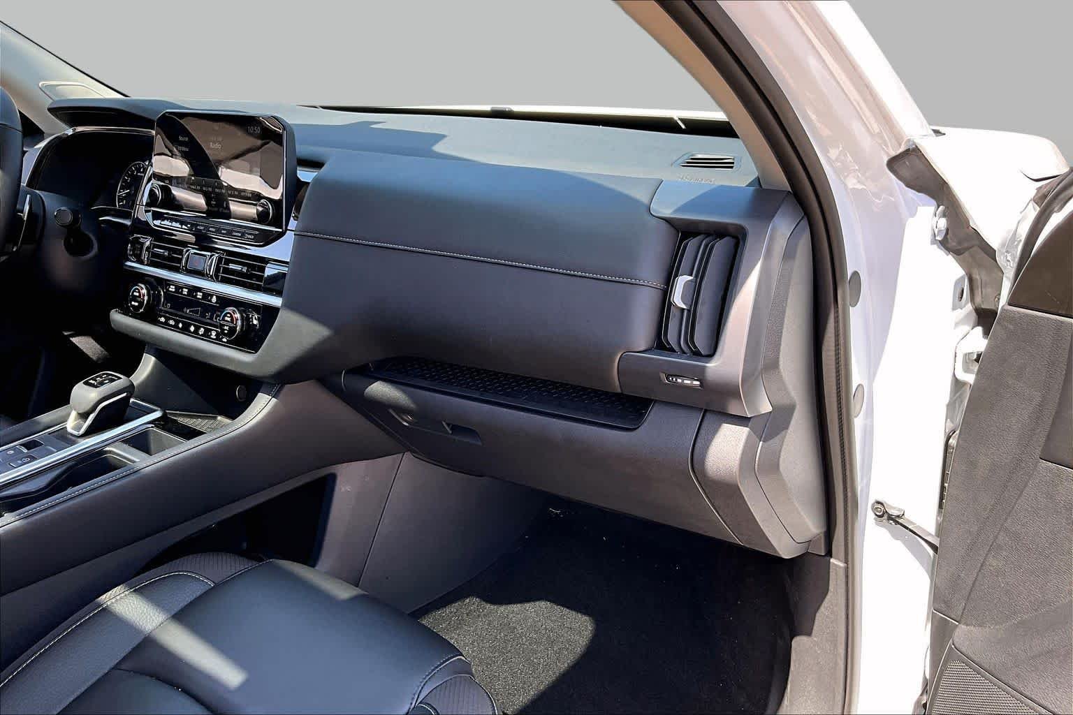 Used 2025 Everest White Pearl Tricoat Nissan SL image 17