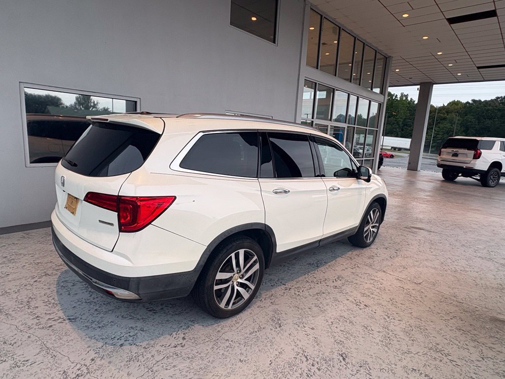 Used 2017  Honda Touring image 12