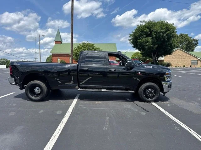 New 2026 Diamond Black Crystal Pearl-Coat Exterior Paint RAM Tradesman image 8