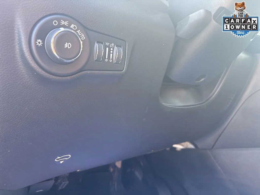 Used 2022 Silver Jeep Latitude Lux image 12