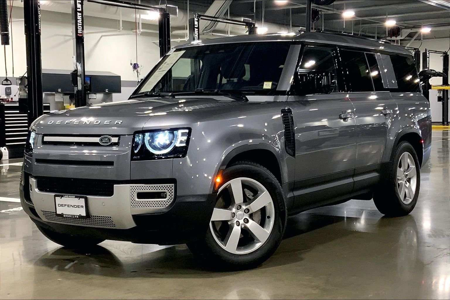 Used 2023 Eiger Gray Metallic Land Rover SE image 1