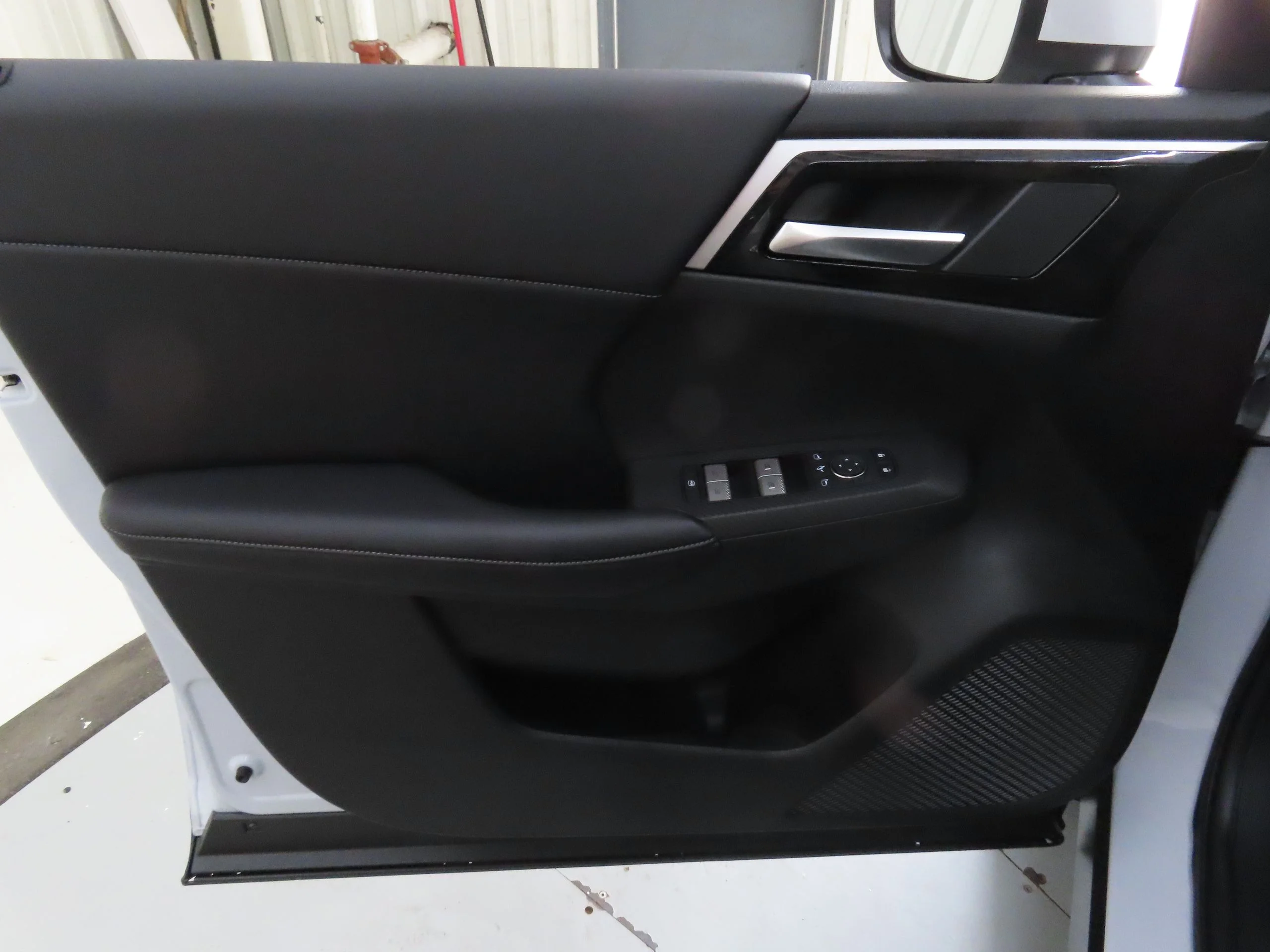 2025 Mitsubishi Outlander Plug-in Hybrid SE - Photo 8