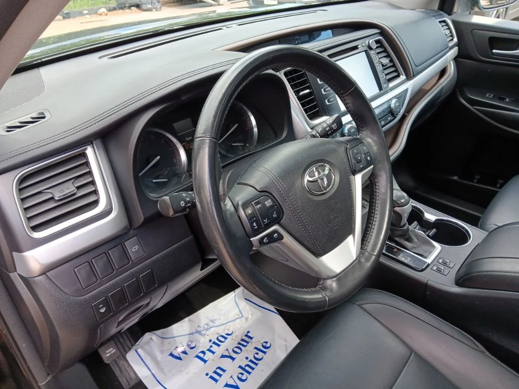 Used 2015 Attitude Black Metallic Toyota XLE V6 image 15