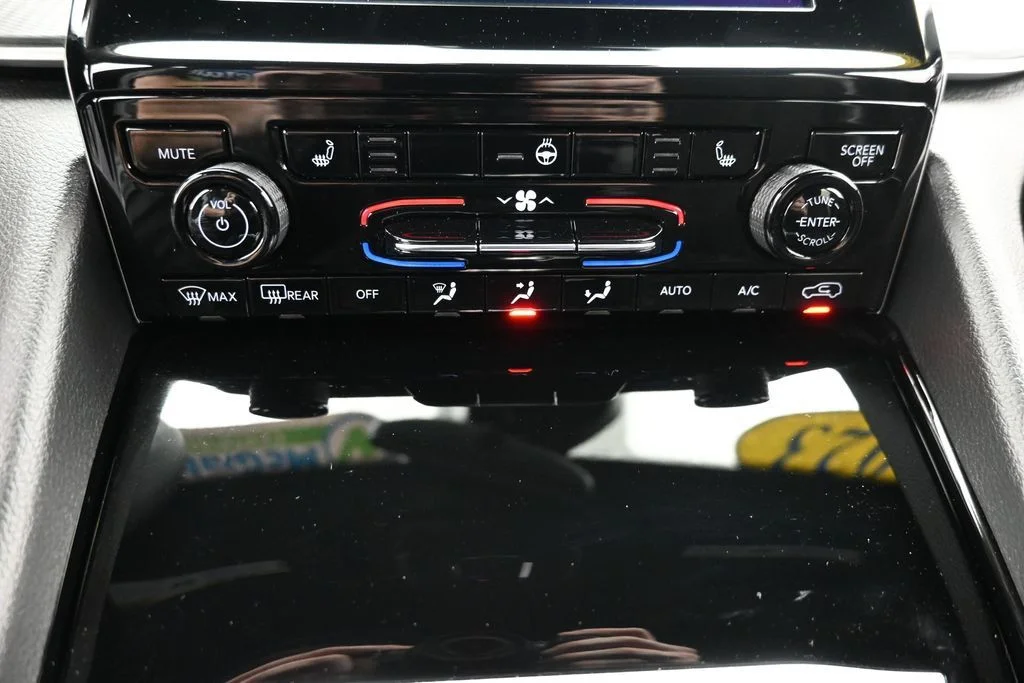 Used 2023 Silver Jeep Altitude image 21