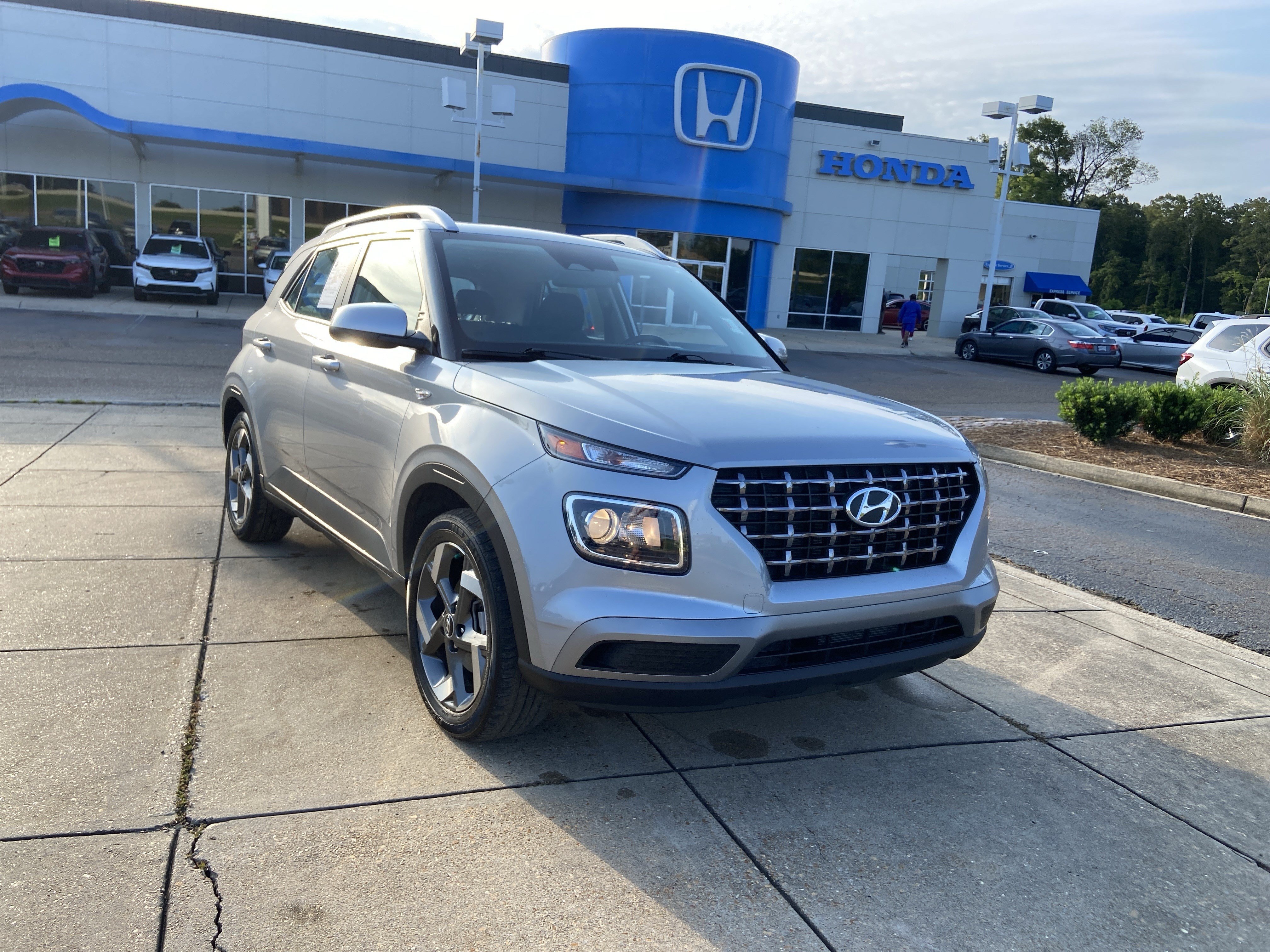 Used 2025 Hyundai Venue SEL with VIN KMHRC8A36SU383598 for sale in Ridgeland, MS