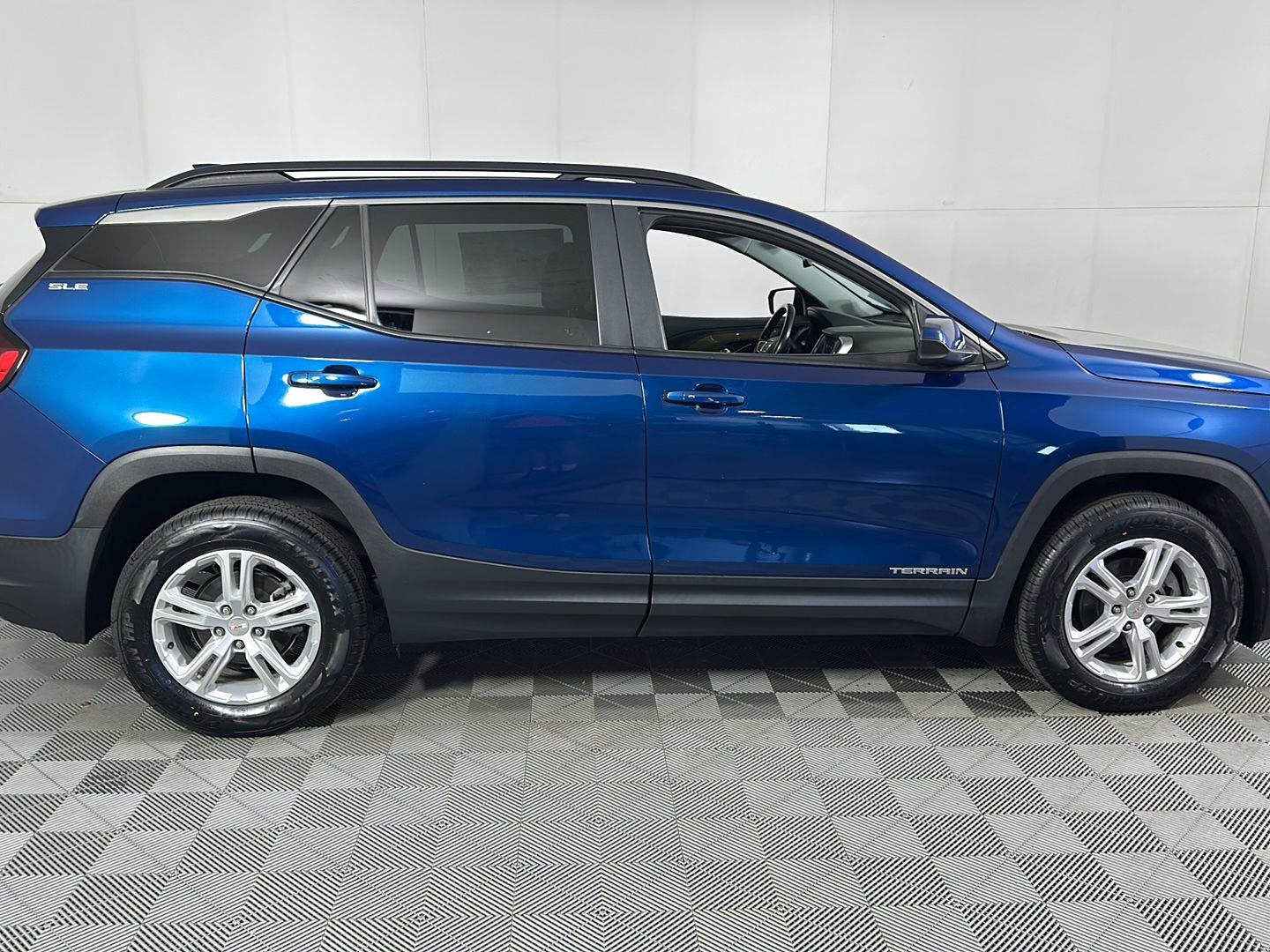 Used 2021 Blue Emerald Metallic GMC SLE image 13