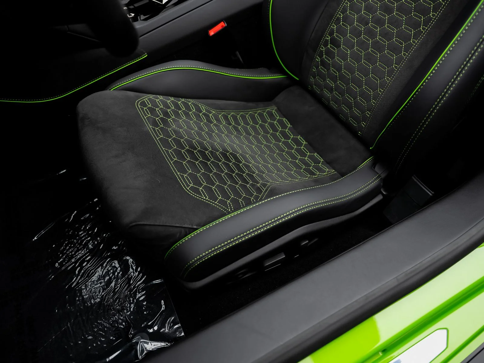 Used 2024 Green Lamborghini Base image 35