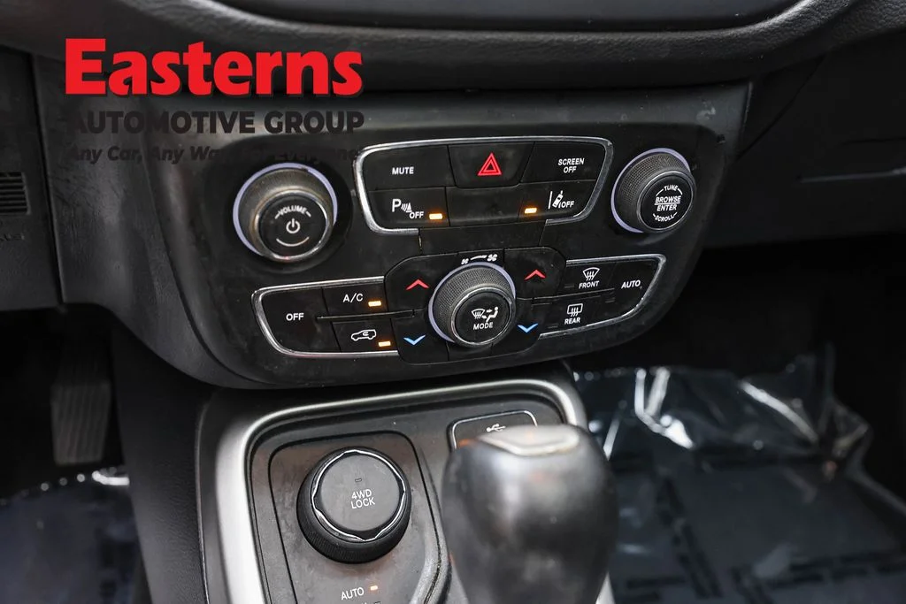 Used 2018 Black Jeep Latitude image 20