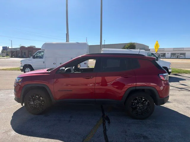 Used 2025 Red Hot Pearlcoat Jeep Latitude image 8