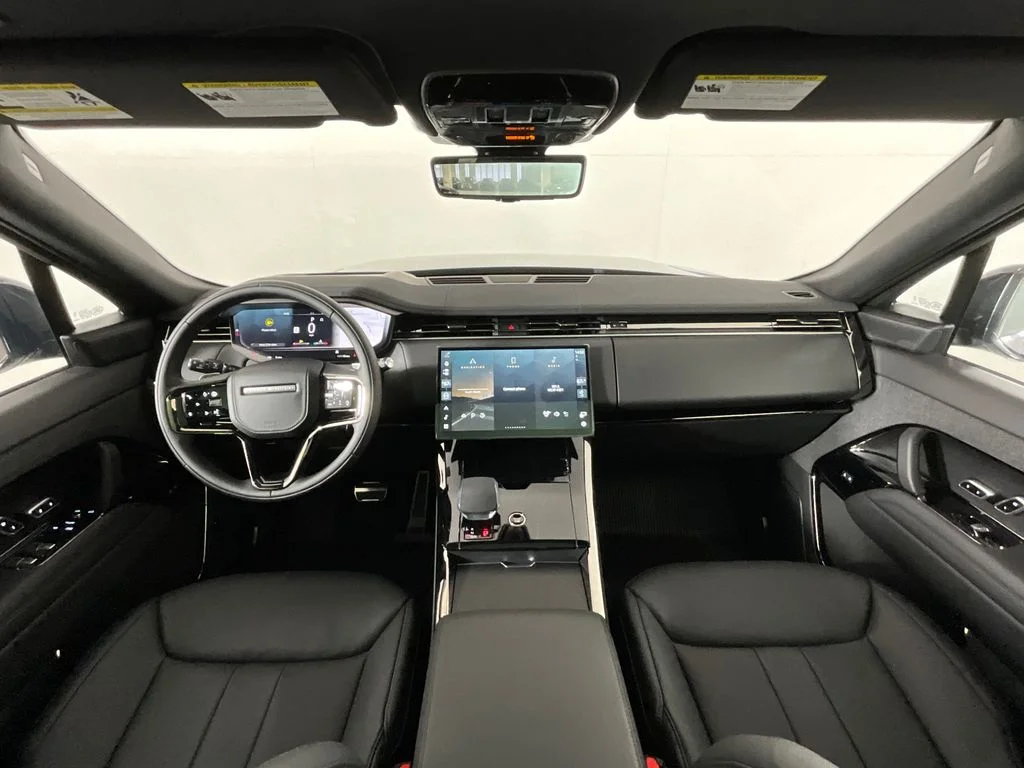 New 2026 Santorini Black Land Rover Dynamic SE image 4