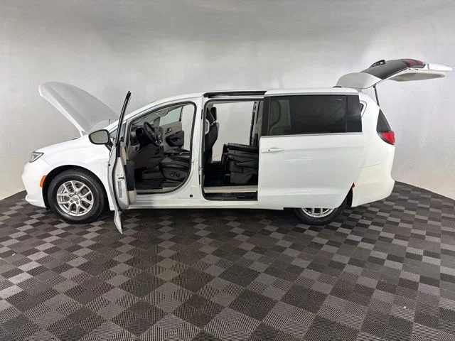 Used 2023 White Chrysler Touring L image 9