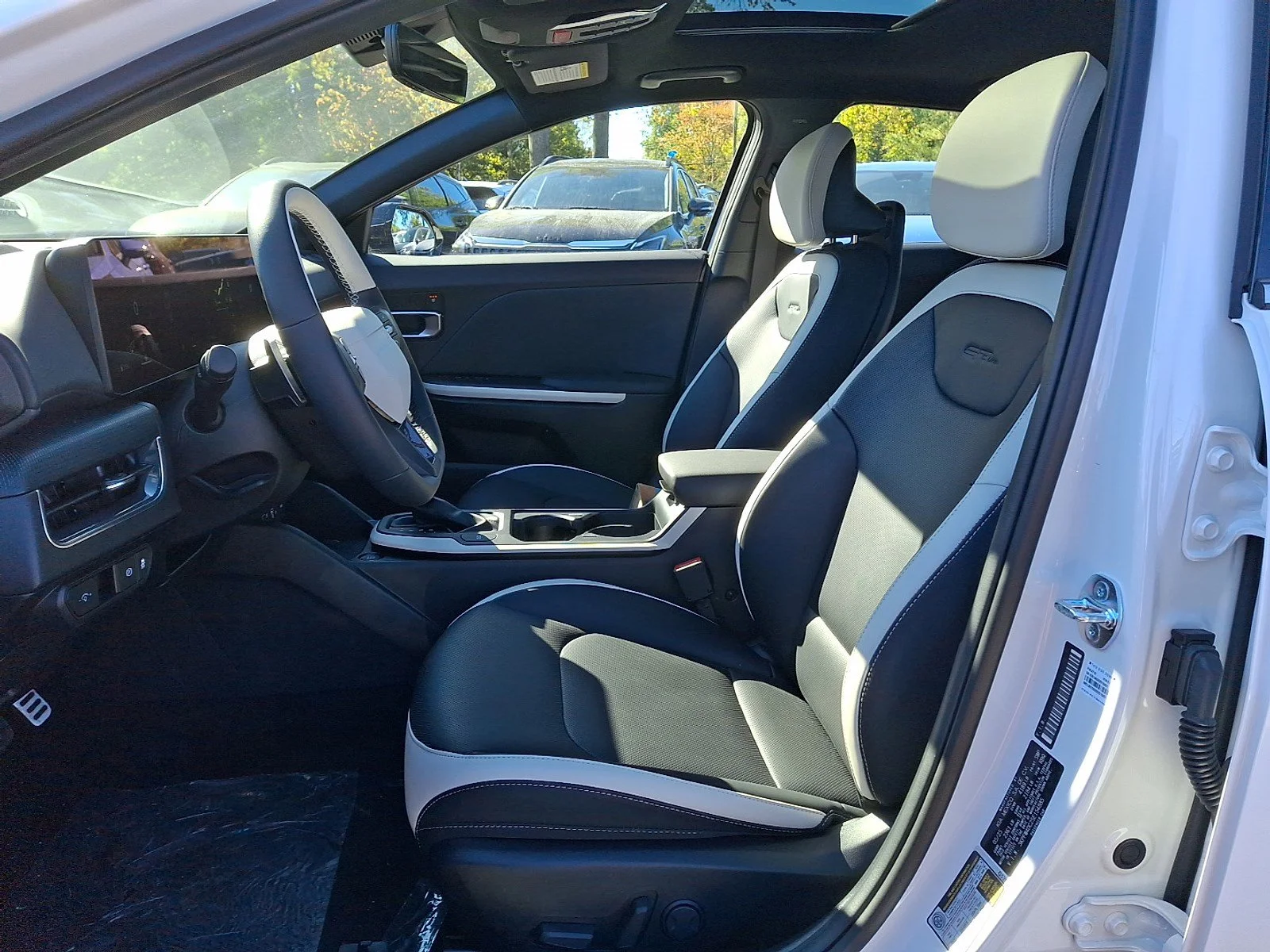 2025 Kia K4 GT-Line Turbo - Photo 6