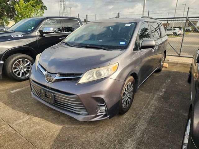 Used 2018 Gray Toyota XLE image 3
