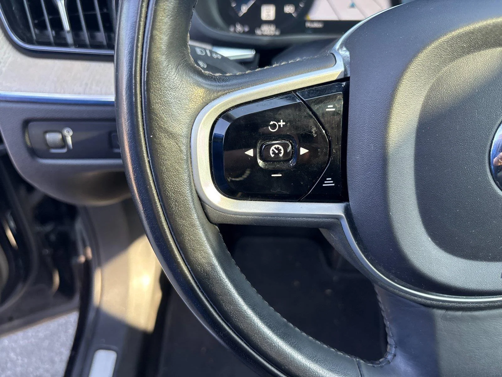 Used 2021 Onyx Black Metallic Volvo Inscription image 18