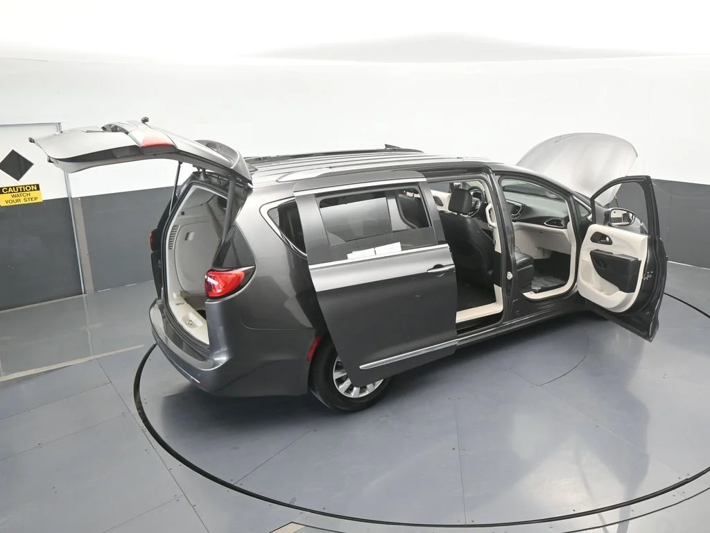 Used 2019 Granite Crystal Metallic Clearcoat Chrysler Touring L image 68
