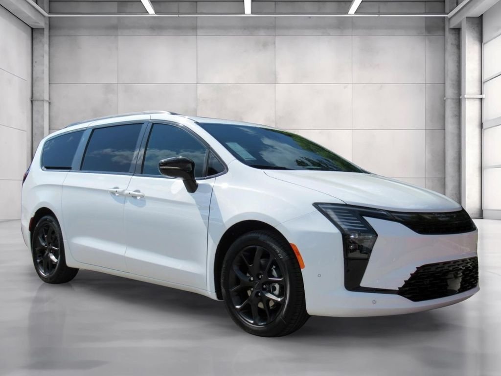2027 Chrysler Pacifica Limited's photo