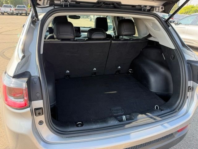 Used 2022 Silver Jeep Latitude Lux image 21